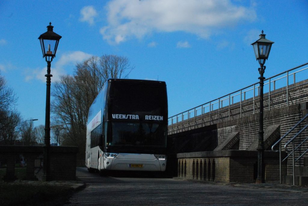 Touringcabedrijf Drenthe met de dubbeldekker voorkant