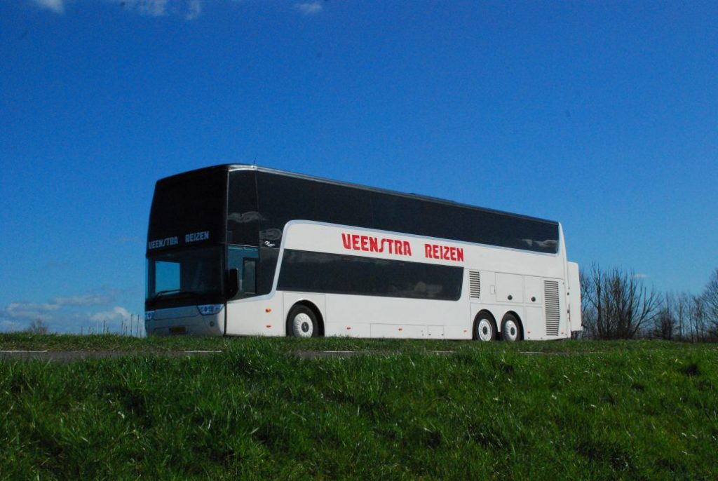 Touringcabedrijf Assen met de dubbeldekker andere voorkant